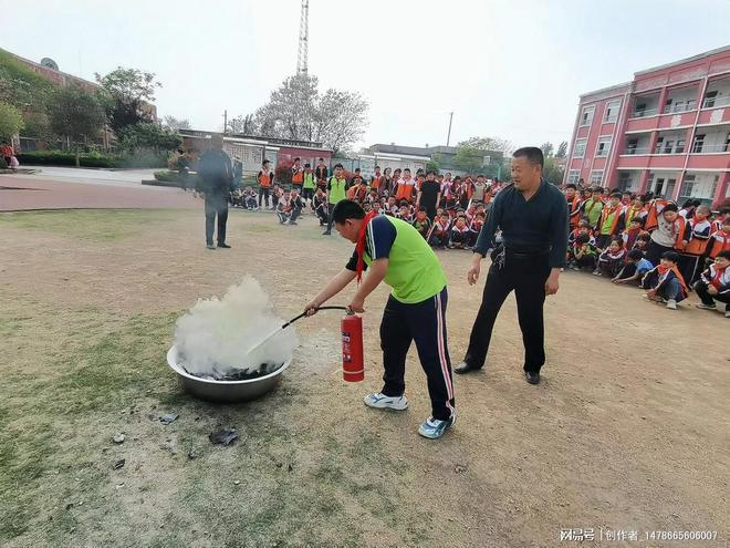 枣庄山亭区水泉镇：云峰山小学生亲手操作灭火器增强火灾应对技能(图2)
