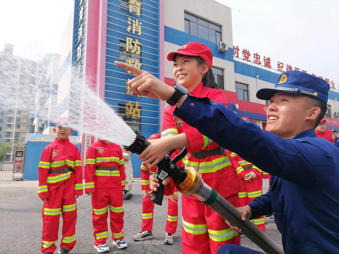 星空体育网站：大兴消防救援站开展“小小消防员”体验见学活动(图1)