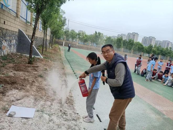 星空体育网站：济南高新区黄金谷学校开展消防应急疏散演练活动(图3)