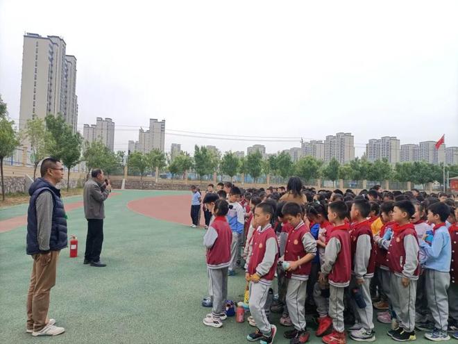 星空体育网站：济南高新区黄金谷学校开展消防应急疏散演练活动(图2)