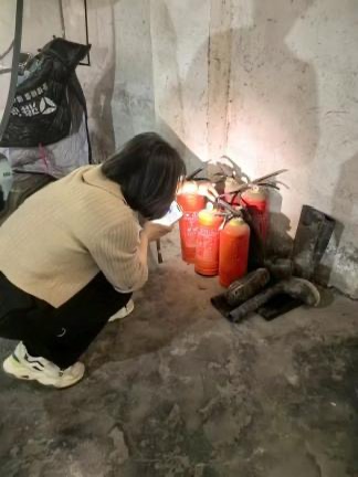 星空体育网站：广汉市住房保障所联合社区开展消防安全专项检查(图2)