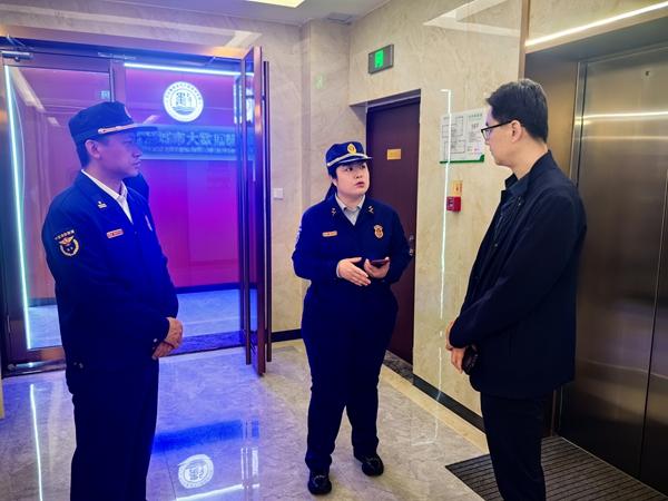 星空体育网站：烟台高新消防开展“五一”假期消防安全集中夜查行动(图1)