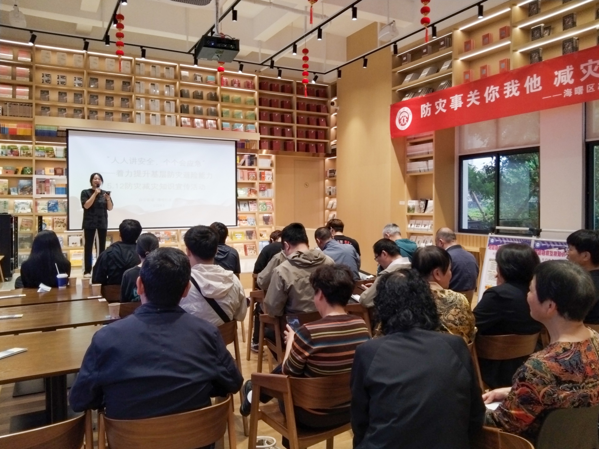 星空体育：关注消防安全共筑平安校园——平邑县仲村镇马峪完小消防灭火安全演练纪实(图1)
