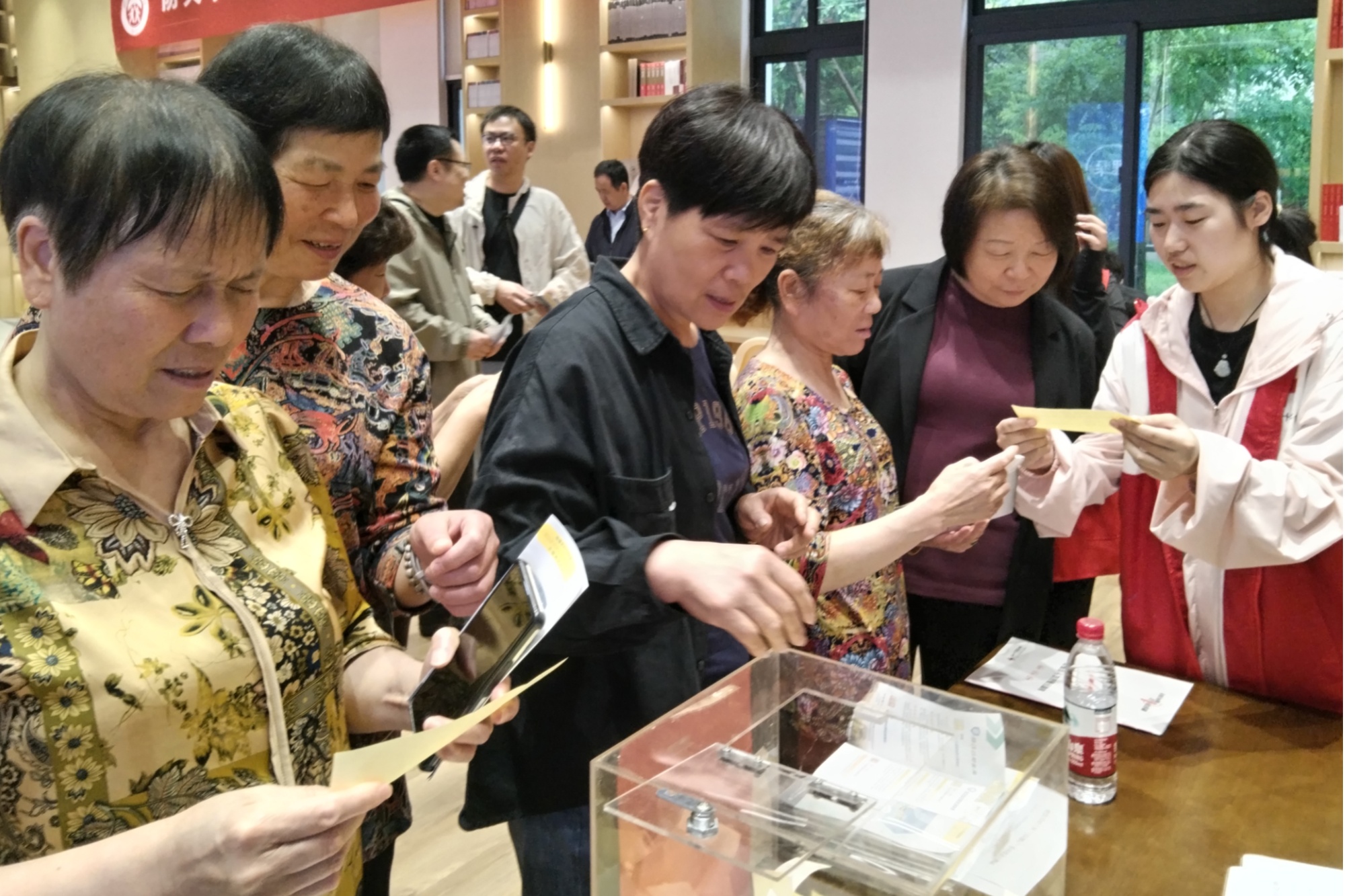 星空体育：关注消防安全共筑平安校园——平邑县仲村镇马峪完小消防灭火安全演练纪实(图2)