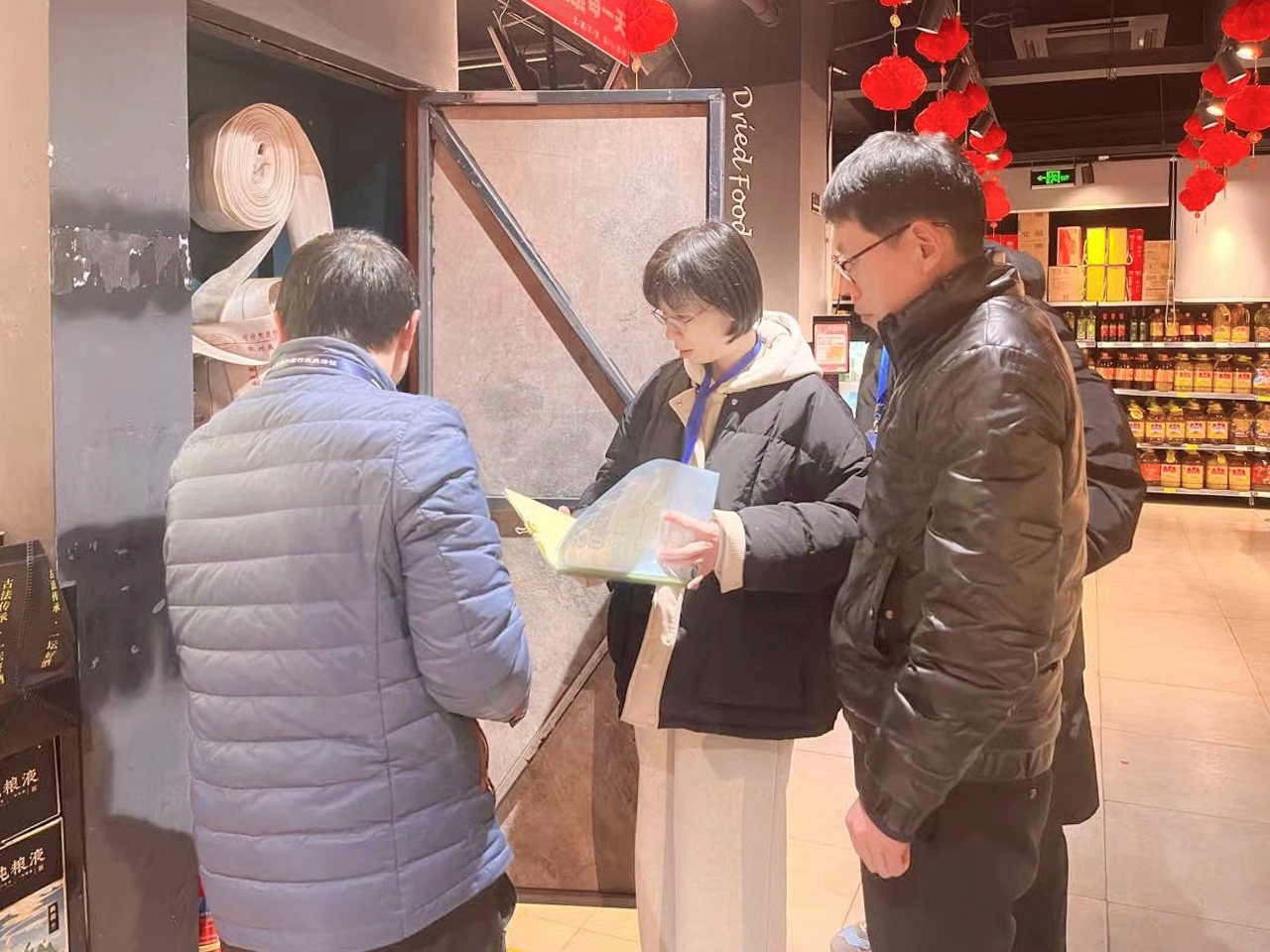星空体育：关注消防安全共筑平安校园——平邑县仲村镇马峪完小消防灭火安全演练纪实(图5)