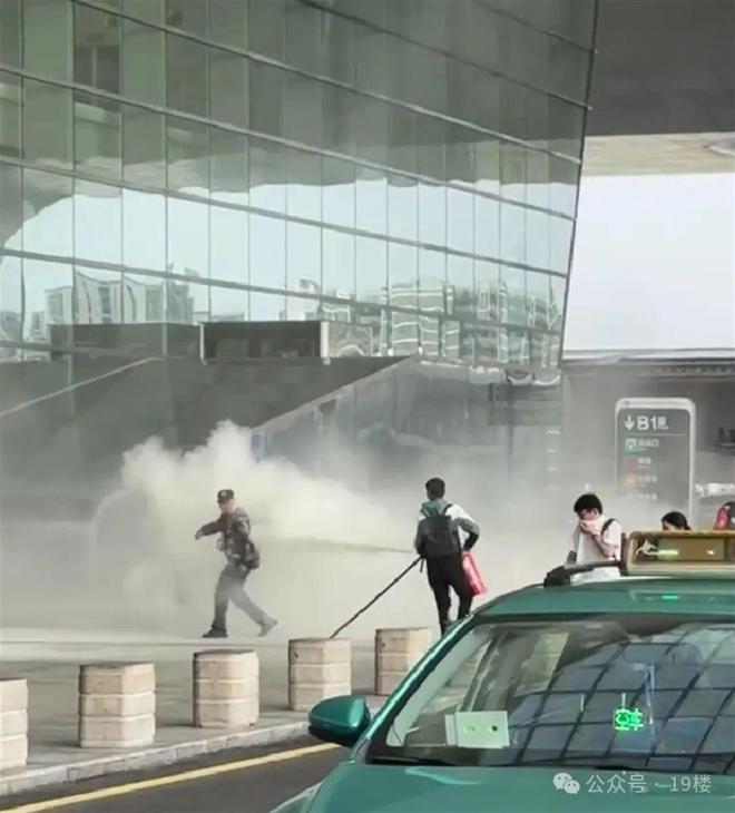 杭州东站一男子持灭火器喷保安！刚刚警方通报(图1)