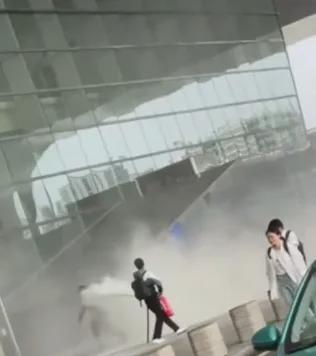 星空体育：男子在高铁站持灭火器向四周喷射被众人制服！刚刚警方通报(图2)
