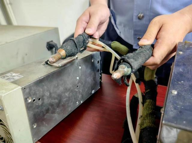 男子在出租屋“手攒”电动车电瓶牟利被警方抓获床边摆满灭火器称：我也怕起火(图2)