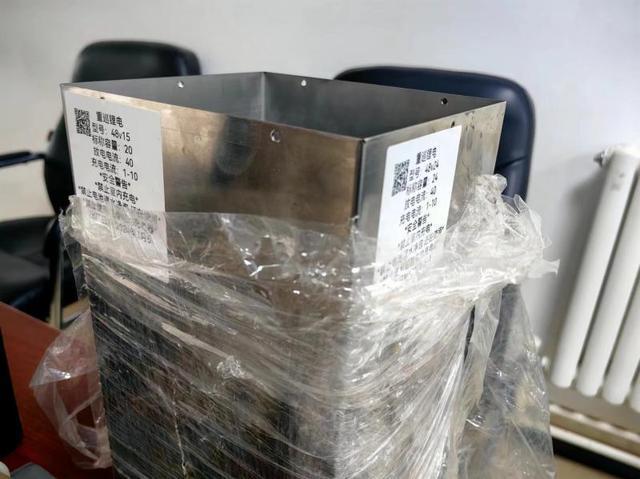 男子在出租屋“手攒”电动车电瓶牟利被警方抓获床边摆满灭火器称：我也怕起火(图1)