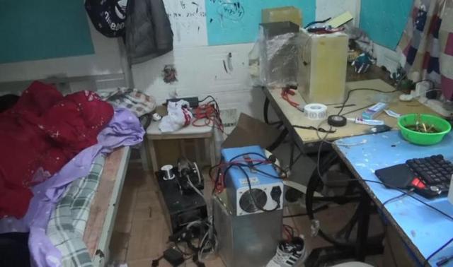 男子在出租屋“手攒”电动车电瓶牟利被警方抓获床边摆满灭火器称：我也怕起火(图4)