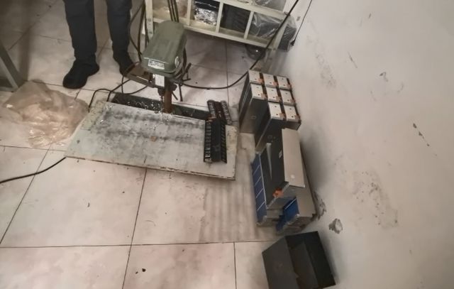男子在出租屋“手攒”电动车电瓶牟利被警方抓获床边摆满灭火器称：我也怕起火(图3)