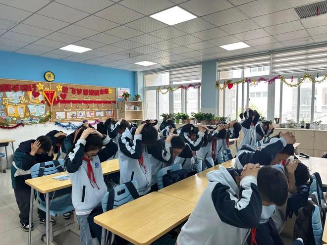 星空体育网站：“宣练”结合新锐控股集团全方位筑牢校园安全防线(图1)