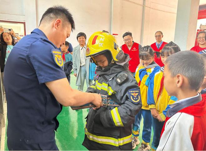 营子区开展爱心爸妈走进消防队致敬火焰蓝主题活动(图3)