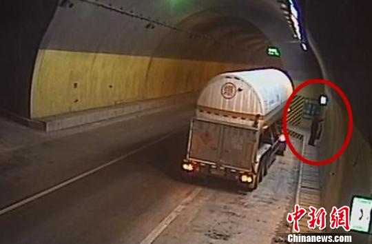 星空体育：危化品运输车在高速隧道内违停司机只为偷两个灭火器(图1)