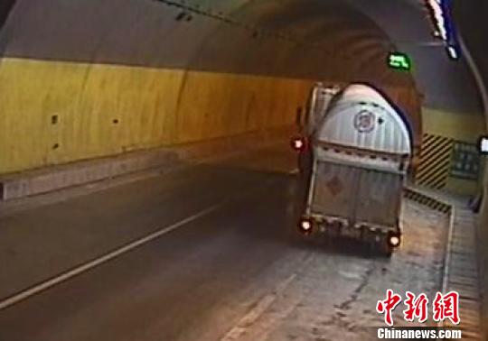 星空体育：危化品运输车在高速隧道内违停司机只为偷两个灭火器(图2)