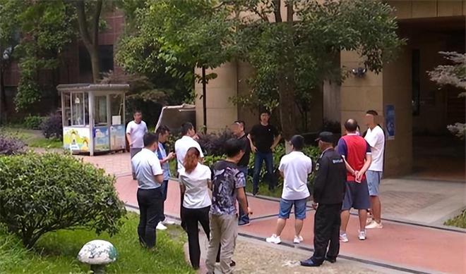 星空体育网站：回顾贵阳熊孩子高空扔灭火器砸死邻居家属索赔80万法院判了(图3)