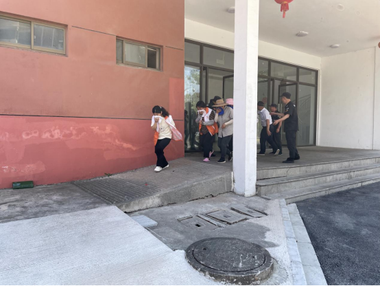 星空体育网站：苏州漕湖：防患于未“燃”筑牢小区安全“防火墙”(图2)