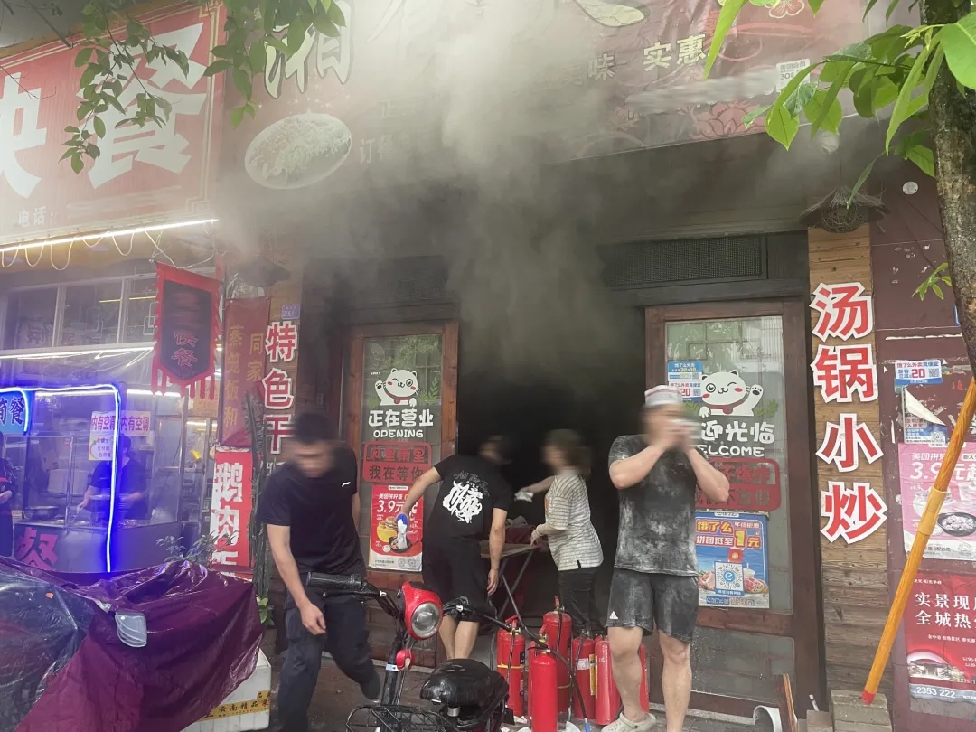 【我为群众办实事】火灾发生时拿灭火器冲进现场的他们获“人民好特警”赞誉(图2)