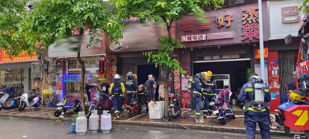 【我为群众办实事】火灾发生时拿灭火器冲进现场的他们获“人民好特警”赞誉(图3)