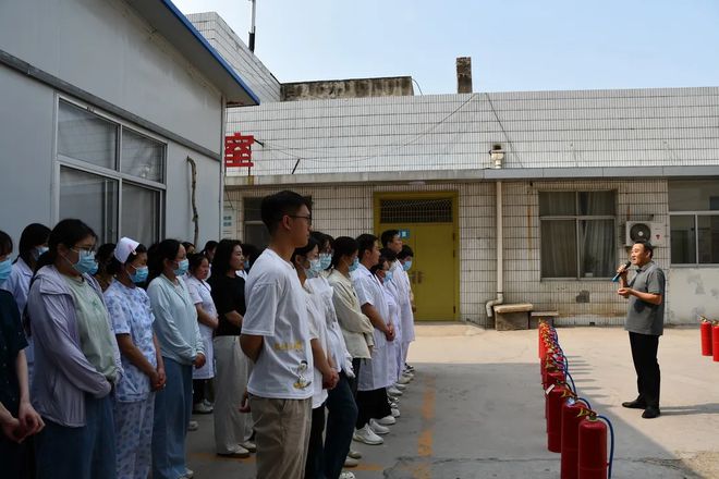 星空体育：宁阳县中医院火速行动：灭火器实操演练筑牢安全防火墙(图1)