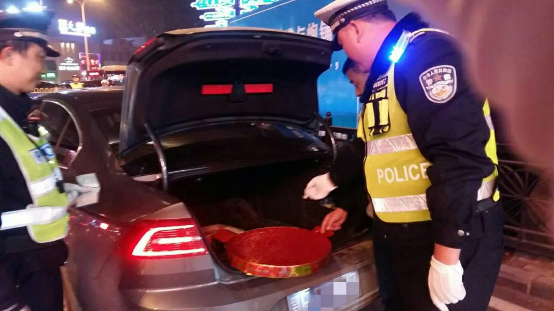 这四样东西最好不要放在后备箱包括灭火器不要等到吃亏才后悔(图1)