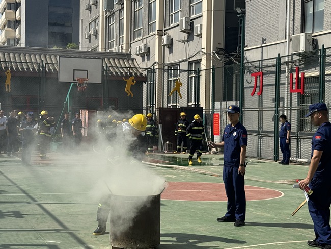 提升微型消防站能力东城区北新桥街道开展微型消防站大比武(图2)