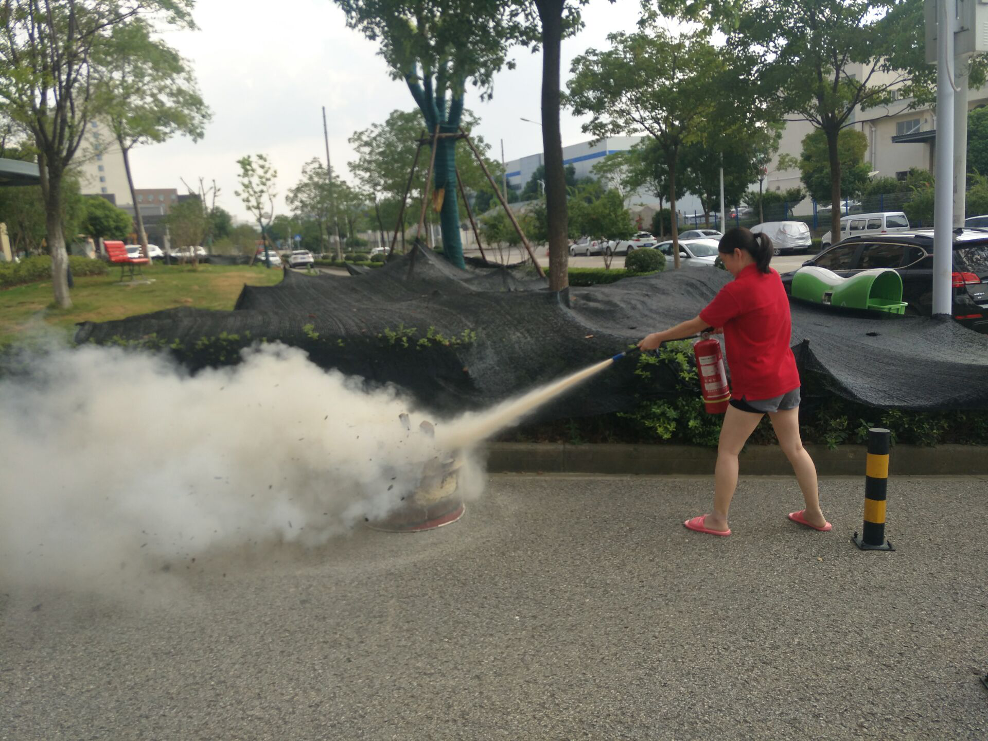 不知道使用灭火器的正确方法？全力北职工社区帮你get新技能(图1)