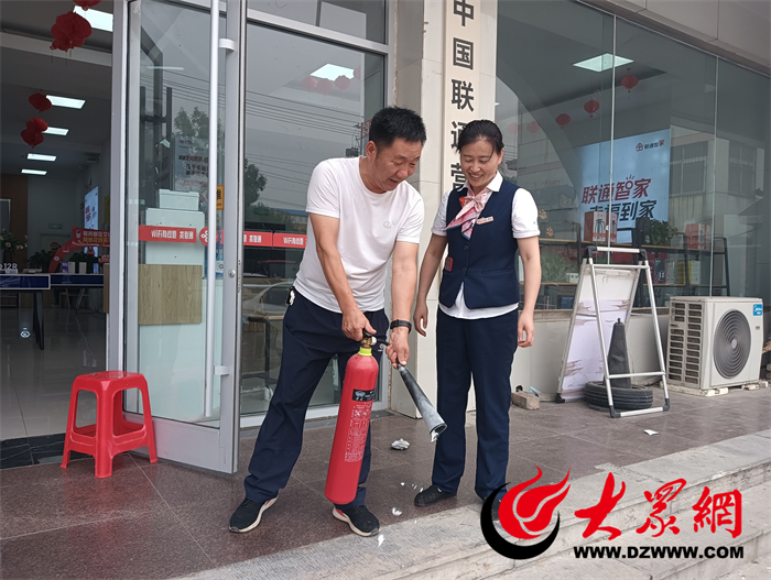 星空体育网站：安全生产月单县联通公司更换手提灭火器为应急灭火提供保障_单县_大众网(图2)
