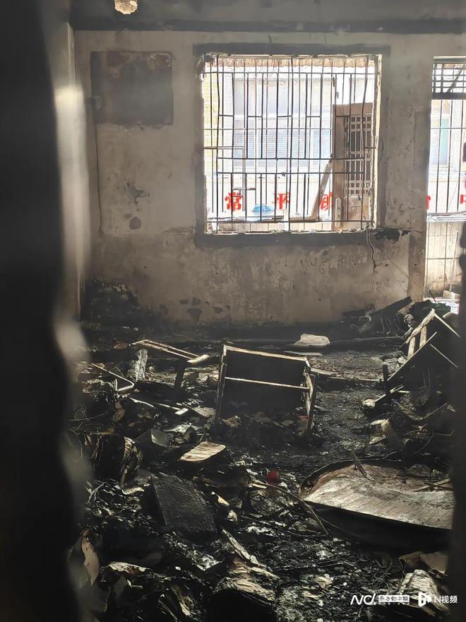 星空体育网站：又是它！凌晨突然起火！男子身亡妻子与5个孩子烧伤(图1)