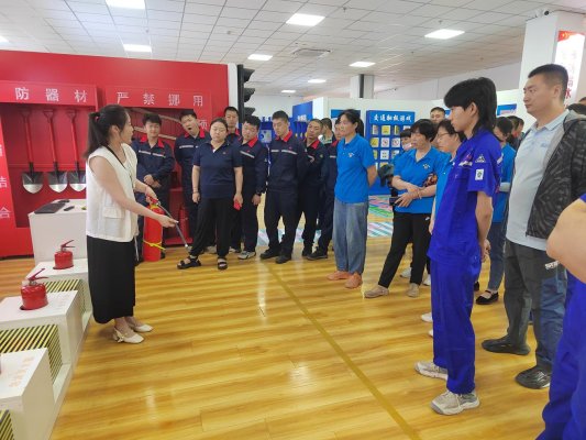济宁市微山县应急管理局组织企业员工开展“安全生产月”警示教育暨安全体验活动(图2)