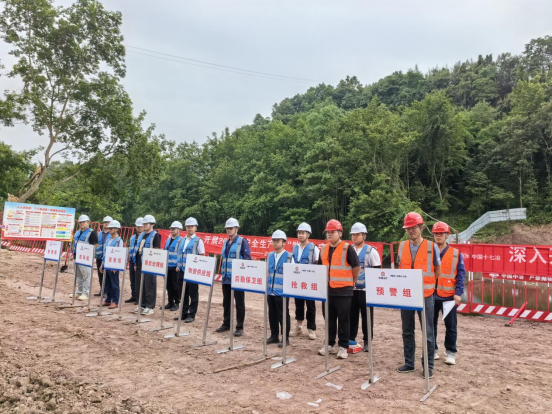 中国十七冶：达州市空铁科创产业研究园项目开展“安全生产月”应急演练活动(图1)