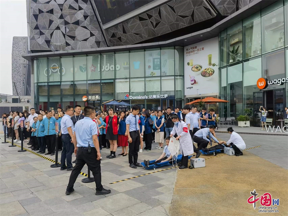 星空体育网站：成都高新区开展500人大型消防应急演习以练促防畅通消防生命通道(图2)