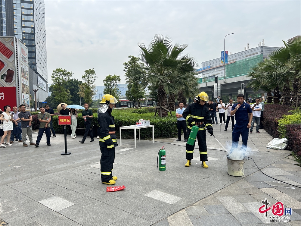 星空体育网站：成都高新区开展500人大型消防应急演习以练促防畅通消防生命通道(图3)