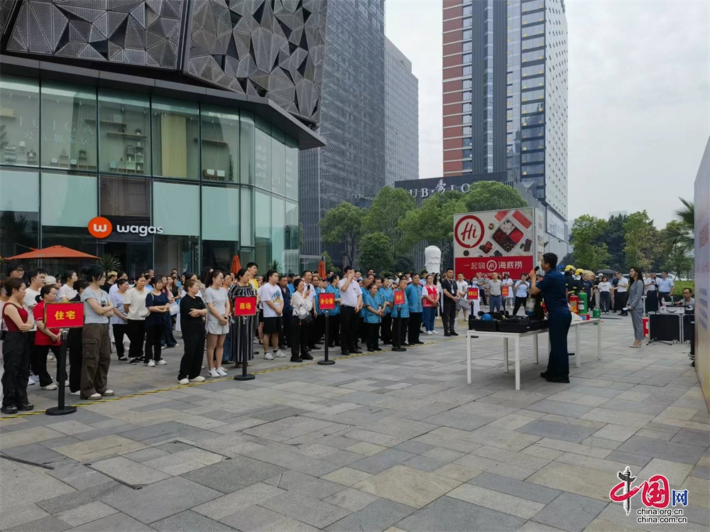 星空体育网站：成都高新区开展500人大型消防应急演习以练促防畅通消防生命通道(图4)