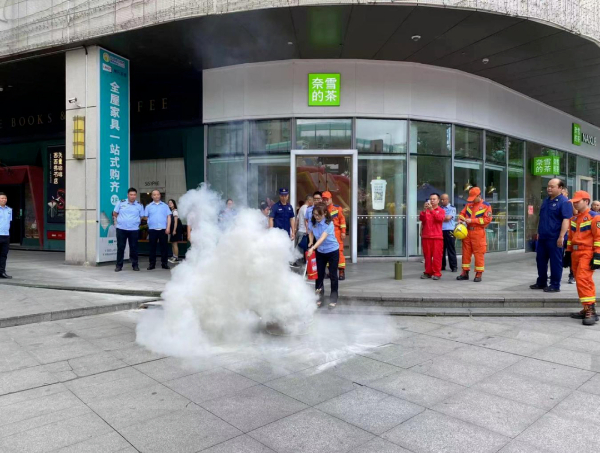 星空体育网站：“零距离”学习安全知识！云岩区组织开展“安全生产月”宣传咨询日活动(图2)