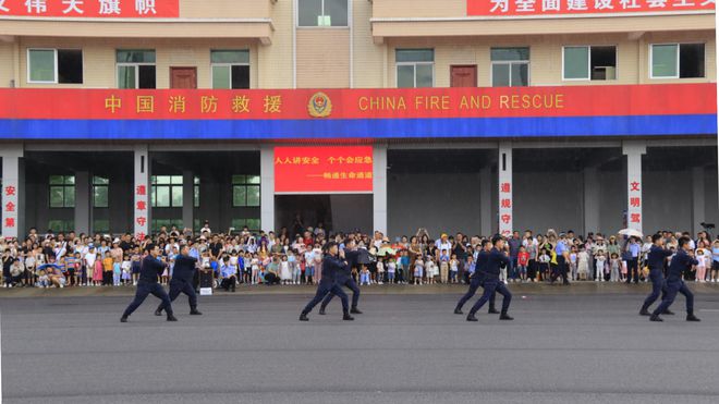 江门消防联合多部门开展2024年“安全生产月”消防站开放活动(图1)