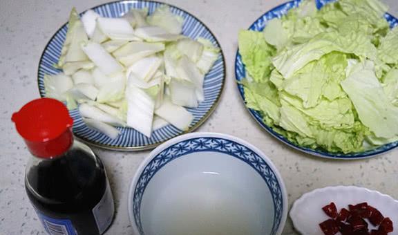 星空体育：老旧小区配足灭火器居民住得更安心(图3)