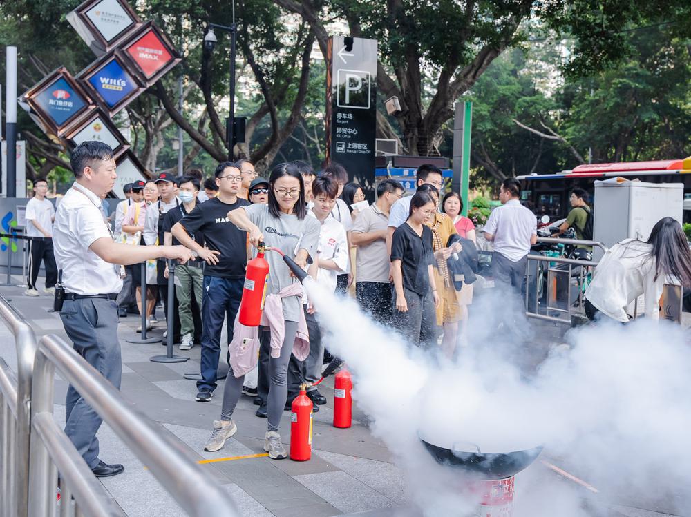 星空体育网站：沉浸式体验“火场逃生”广州环贸中心开展消防演练(图2)