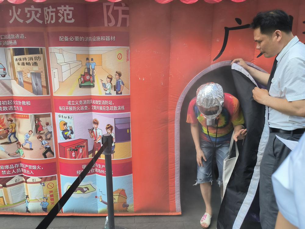 星空体育网站：沉浸式体验“火场逃生”广州环贸中心开展消防演练(图3)