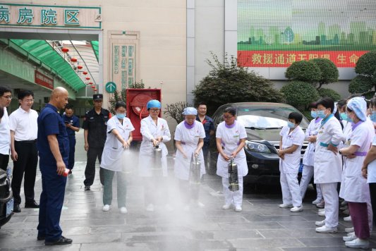 济宁市任城区妇幼保健院：全员参与消防实操演练提升安全应急管理水平(图2)
