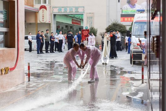 济宁市任城区妇幼保健院：全员参与消防实操演练提升安全应急管理水平(图3)