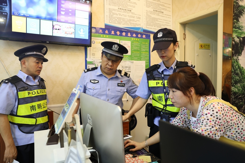 星空体育网站：花果园区域治安打击整治专项行动南明公安这样做！(图2)