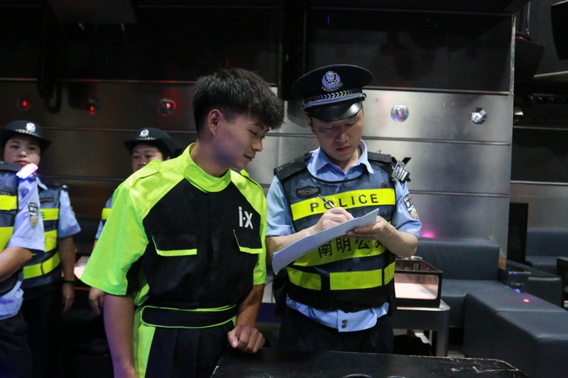 星空体育网站：花果园区域治安打击整治专项行动南明公安这样做！(图6)