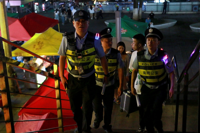 星空体育网站：花果园区域治安打击整治专项行动南明公安这样做！(图8)