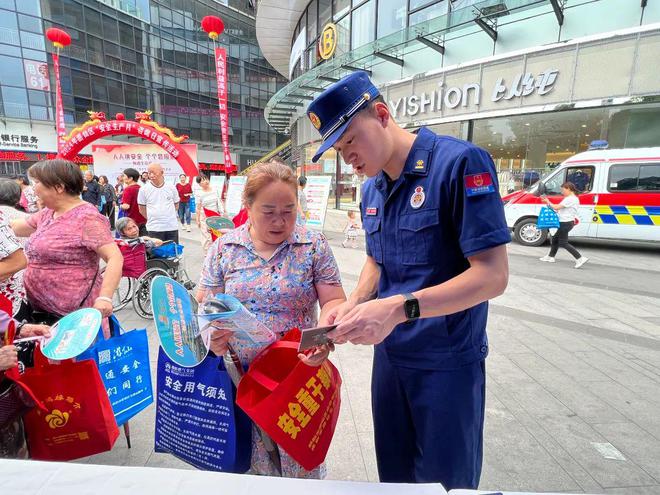 游仙消防齐上阵！掀起“安全生产月”宣传热潮！(图3)