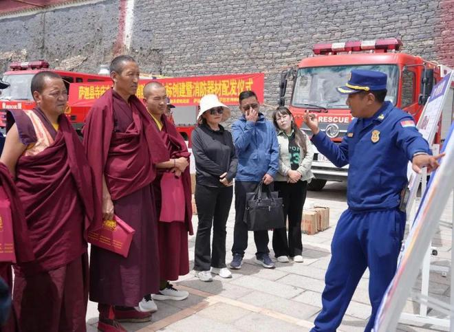 星空体育：日喀则市萨迦县举行寺庙文物古建筑消防安全达标创建暨消防器材配发仪式(图2)