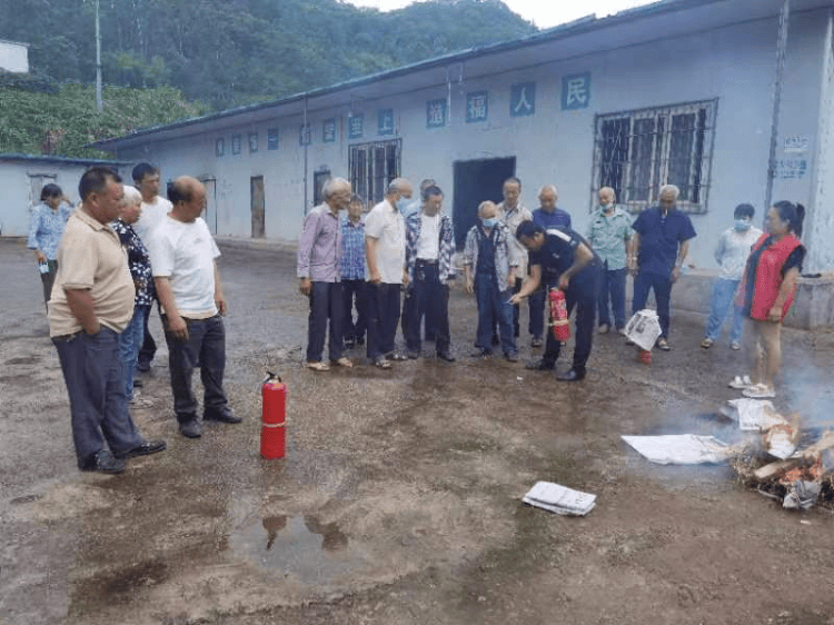 星空体育网站：巴南区麻柳嘴镇：消防演练进社区筑牢安全“防火墙”(图2)