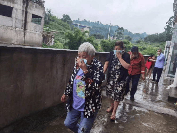 星空体育网站：巴南区麻柳嘴镇：消防演练进社区筑牢安全“防火墙”(图3)