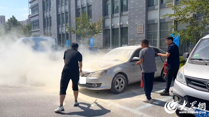 为他们点赞！路遇汽车自燃路过三人提灭火器飞奔灭火(图1)