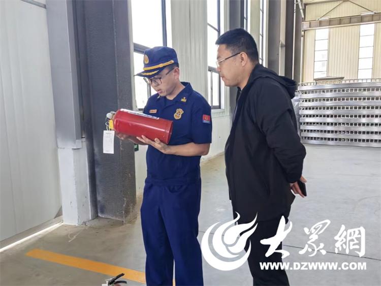 海阳市消防救援大队开展灭火器消防产品质量专项监督检查(图1)